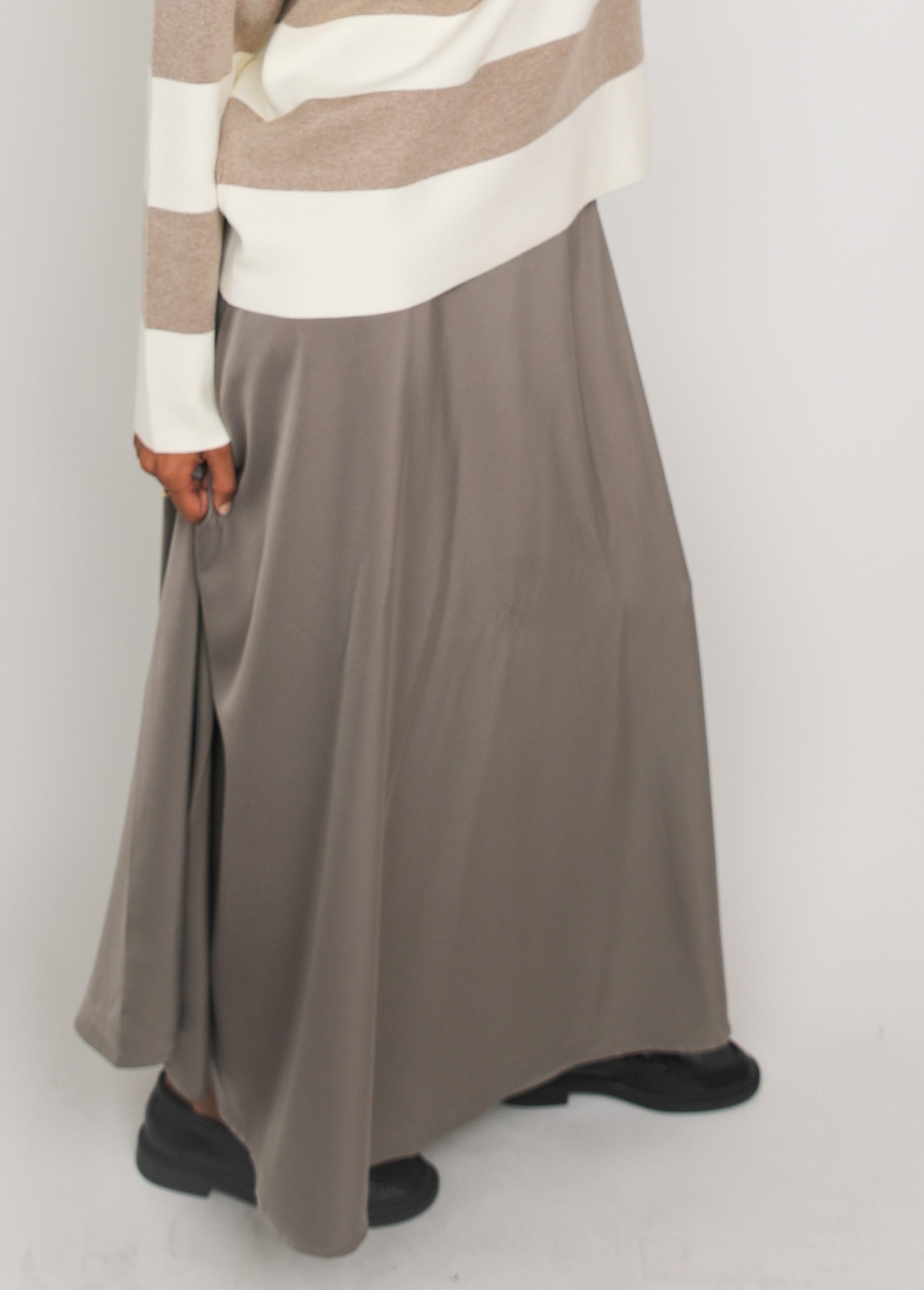 Jupe satin évasée Taupe – Image 4
